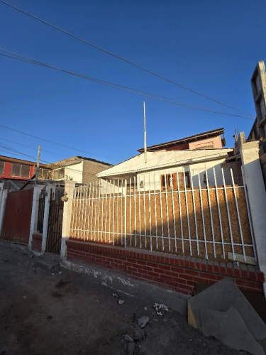 Casa en sector Cerro la Cruz frente a Condominio Vista al Mar