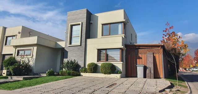 VENDO CASA ESTILO MEDITERRANEO 4 DORM 3 BAÑOS Y ESCRITORIO