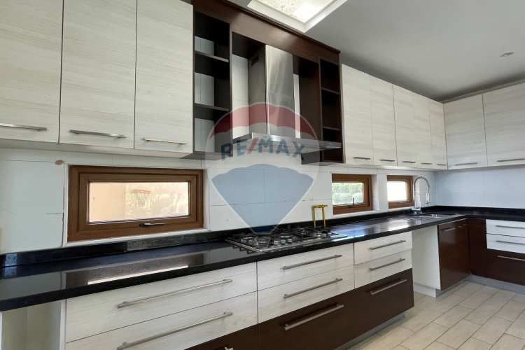 Casa perfecta en piedra roja, colina