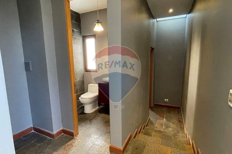 Casa perfecta en piedra roja, colina