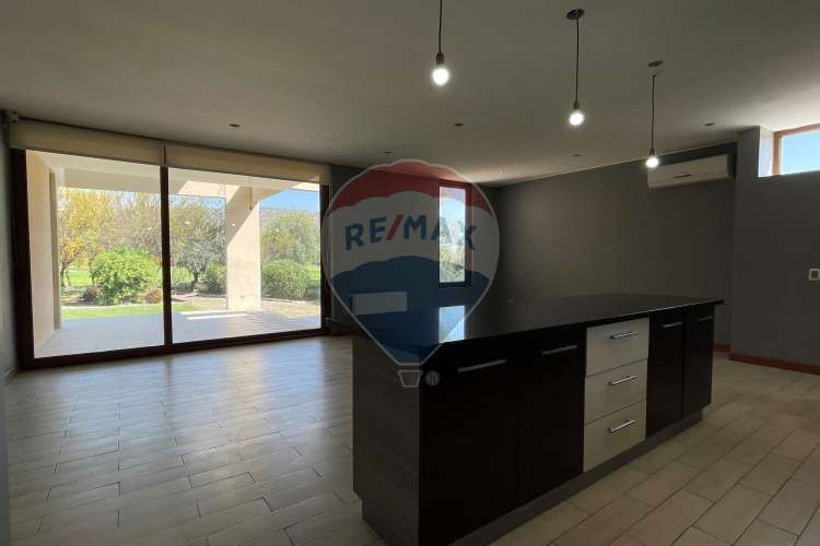 Casa perfecta en piedra roja, colina