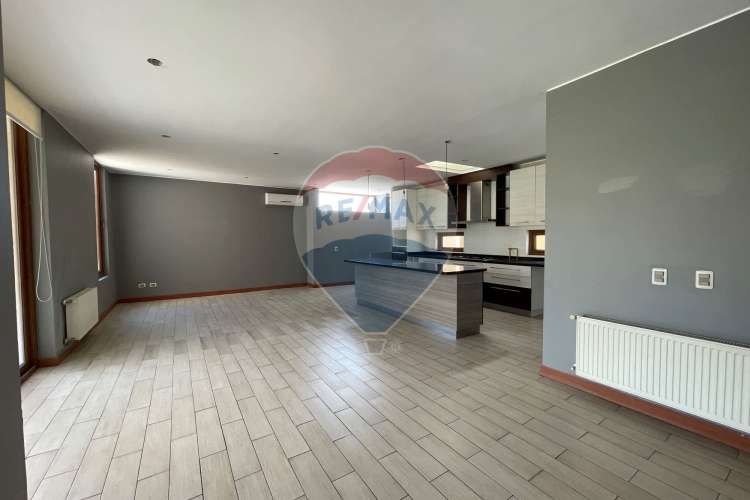 Casa perfecta en piedra roja, colina