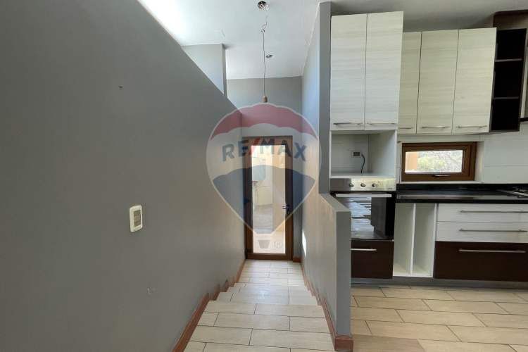 Casa perfecta en piedra roja, colina