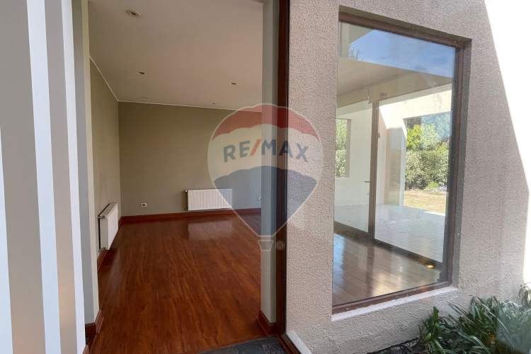 Casa perfecta en piedra roja, colina