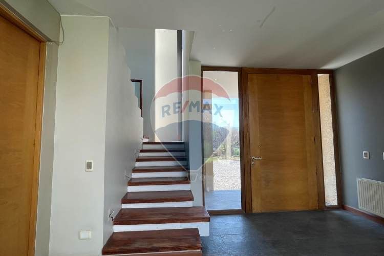 Casa perfecta en piedra roja, colina