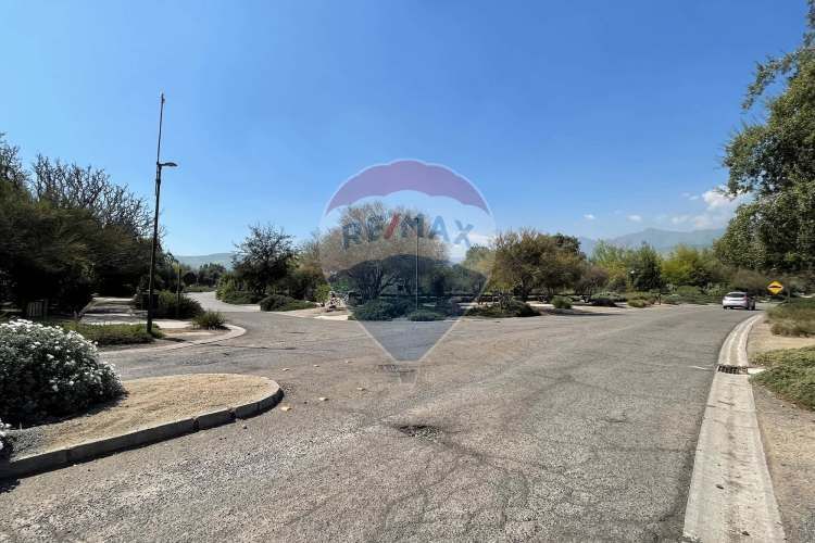 Casa perfecta en piedra roja, colina