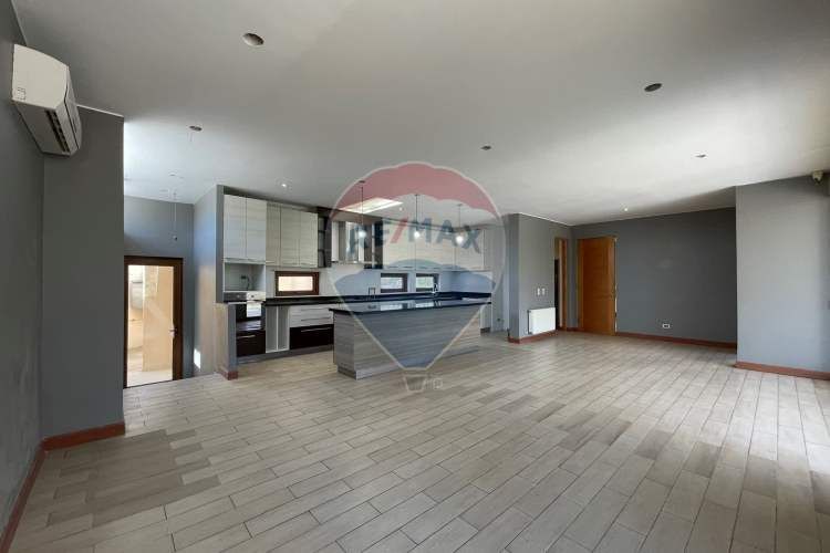 Casa perfecta en piedra roja, colina