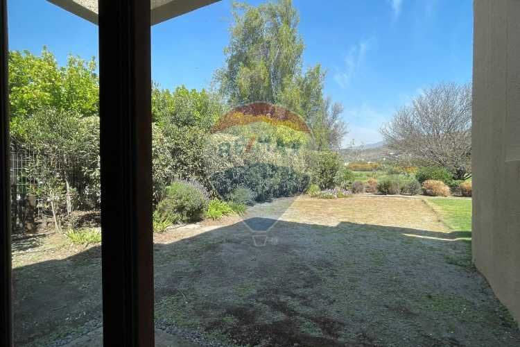 Casa perfecta en piedra roja, colina