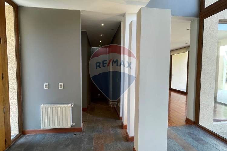 Casa perfecta en piedra roja, colina