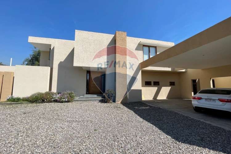 Casa perfecta en piedra roja, colina