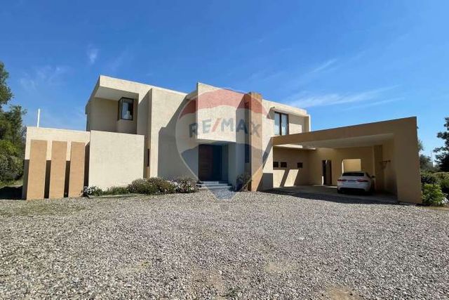 Casa perfecta en piedra roja, colina