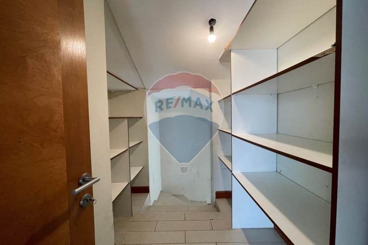 Casa perfecta en piedra roja, colina