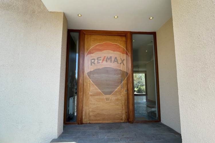 Casa perfecta en piedra roja, colina