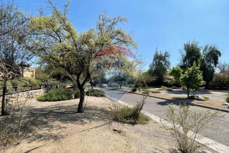 Casa perfecta en piedra roja, colina