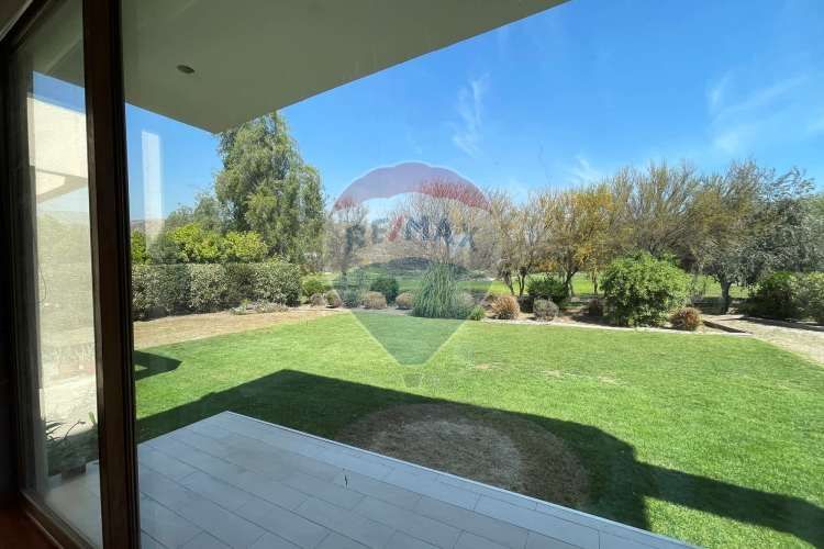 Casa perfecta en piedra roja, colina