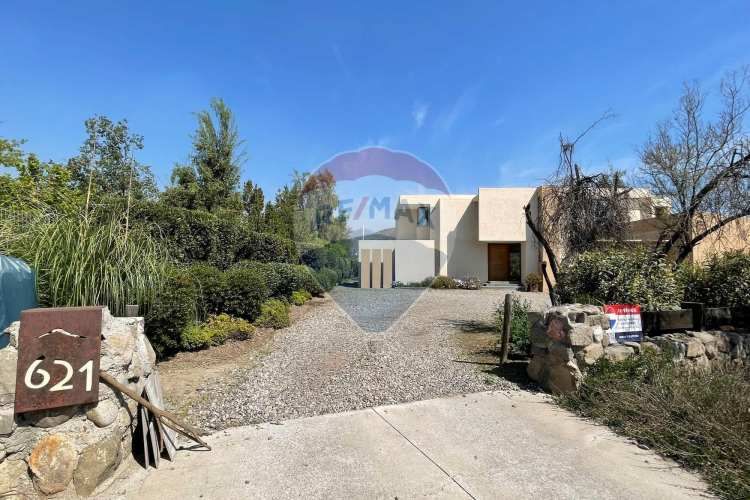 Casa perfecta en piedra roja, colina