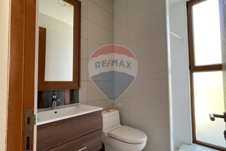 Casa perfecta en piedra roja, colina