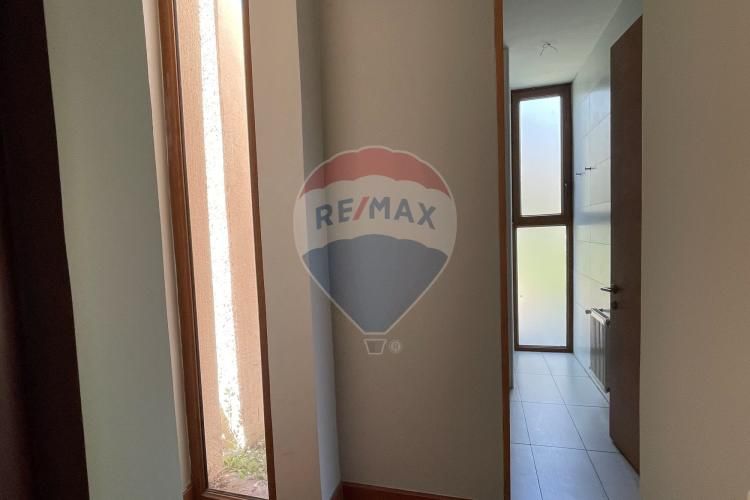 Casa perfecta en piedra roja, colina