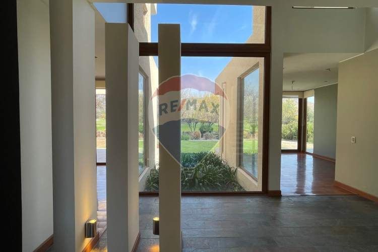 Casa perfecta en piedra roja, colina