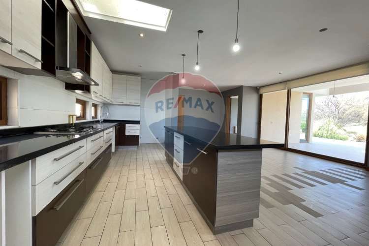 Casa perfecta en piedra roja, colina