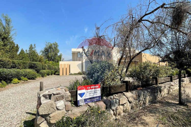 Casa perfecta en piedra roja, colina