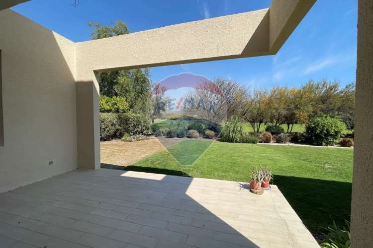 Casa perfecta en piedra roja, colina