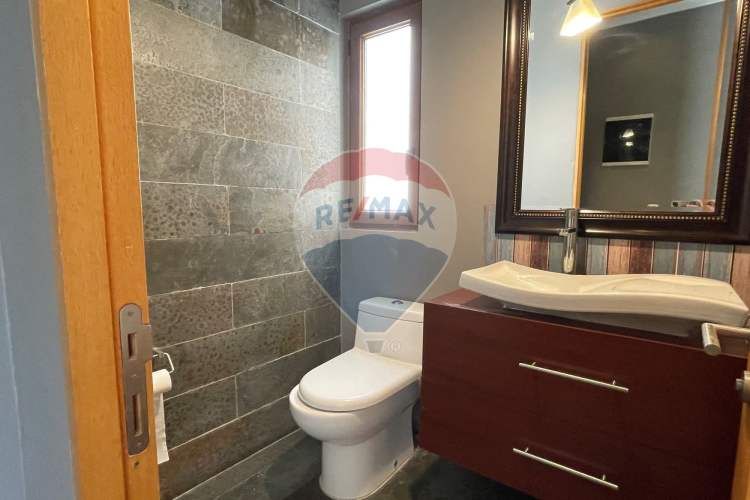 Casa perfecta en piedra roja, colina