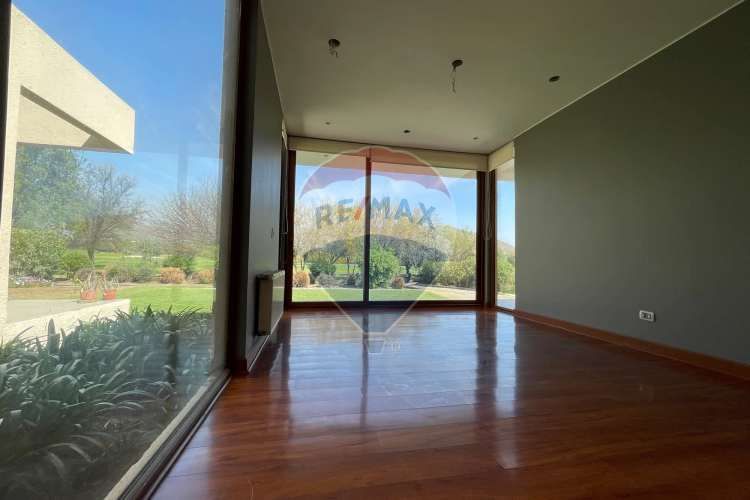 Casa perfecta en piedra roja, colina