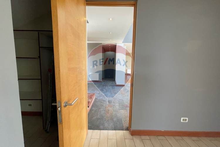 Casa perfecta en piedra roja, colina