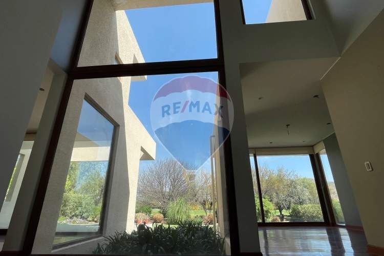 Casa perfecta en piedra roja, colina