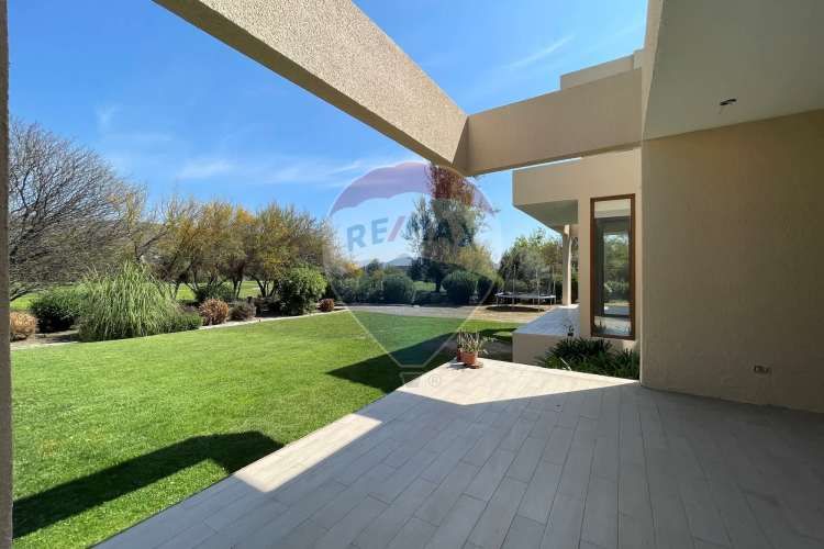 Casa perfecta en piedra roja, colina