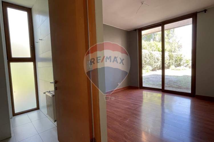 Casa perfecta en piedra roja, colina