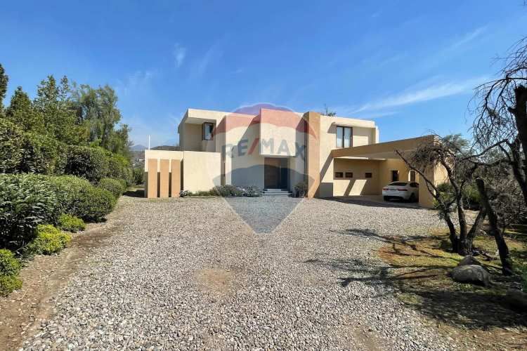Casa perfecta en piedra roja, colina