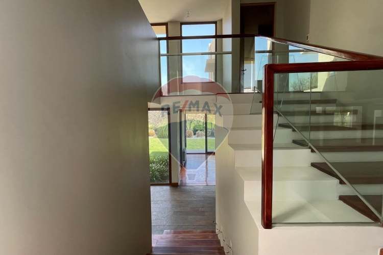 Casa perfecta en piedra roja, colina