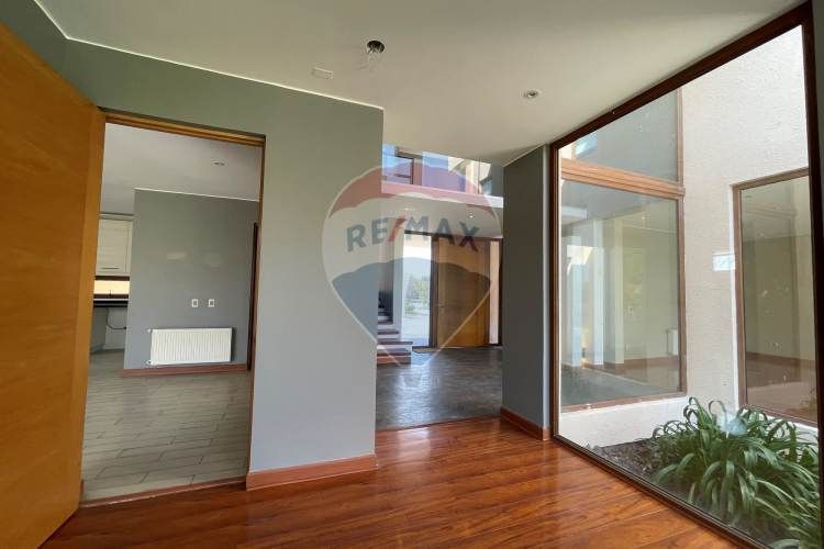 Casa perfecta en piedra roja, colina