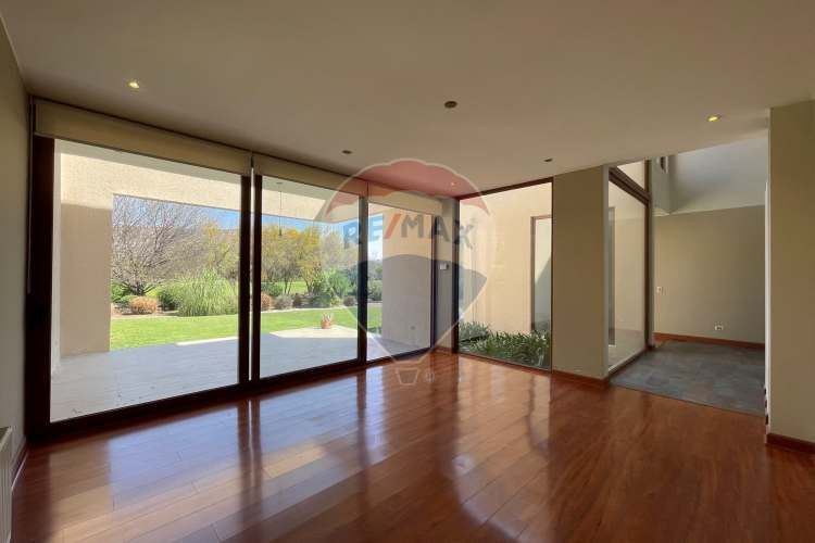 Casa perfecta en piedra roja, colina