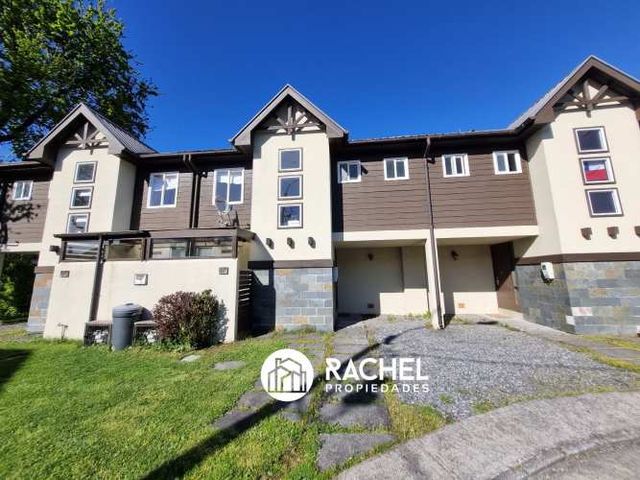 EN VENTA CASA AMOBLADA 3 DORMITORIOS EN CONDOMINIO A MINUTOS DEL CENTRO DE PUCON