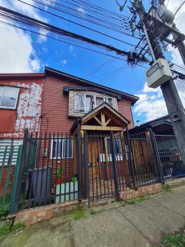 Casa con 2 departamentos de 3 dorm 1 baño c/u. San Pedro Valdivia