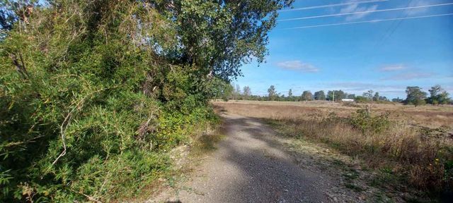 Parcela acceso luz y AGUA POTABLE, y área común junto al río
