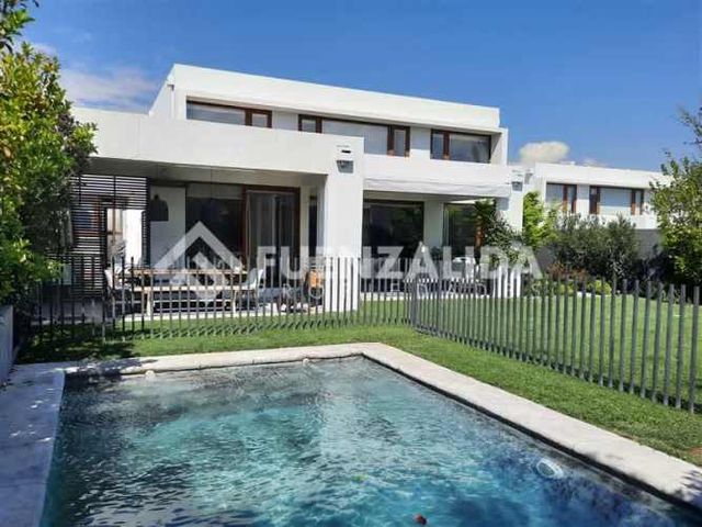 CASA Bernardo Larrain /Av La Dehesa