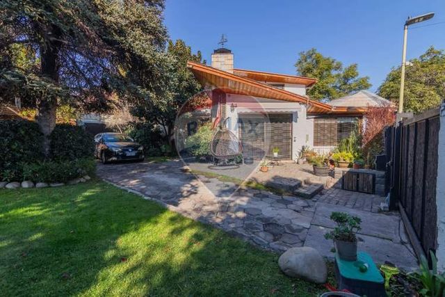 Casa con jardín piscina y depto. indep. las condes