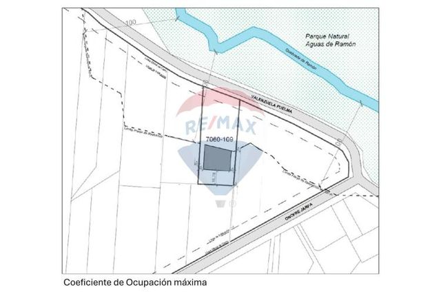 ¡amplio terreno con construcción en la reina!