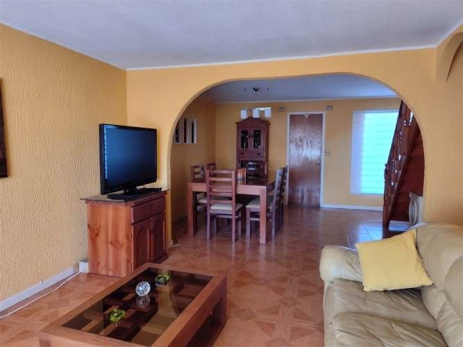 Amplia Casa De Dos Pisos En Arriendo De 5 Dorm. En Concón