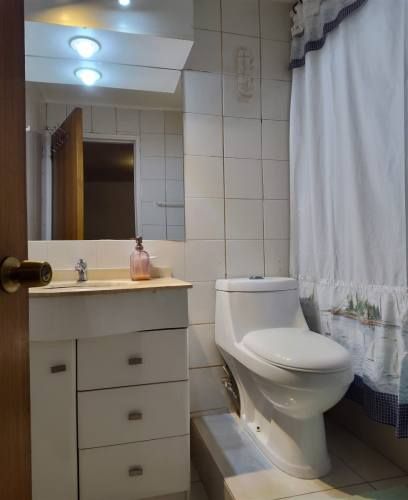 Amplia Casa De Dos Pisos En Arriendo De 5 Dorm. En Concón