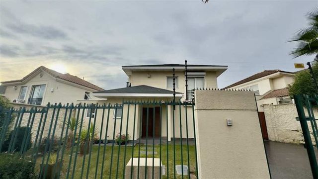 Casa En Venta De 3 Dormitorios. En Peñalolén