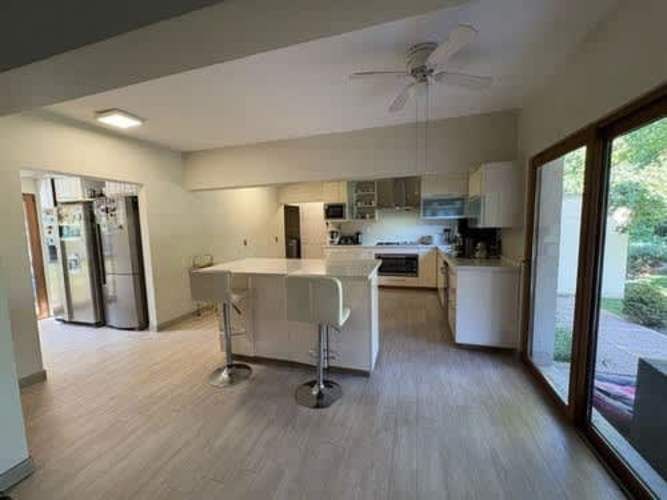 Casa En Venta De 5 Dorm. En Colina