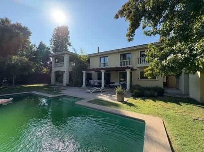 Casa En Venta De 5 Dorm. En Colina