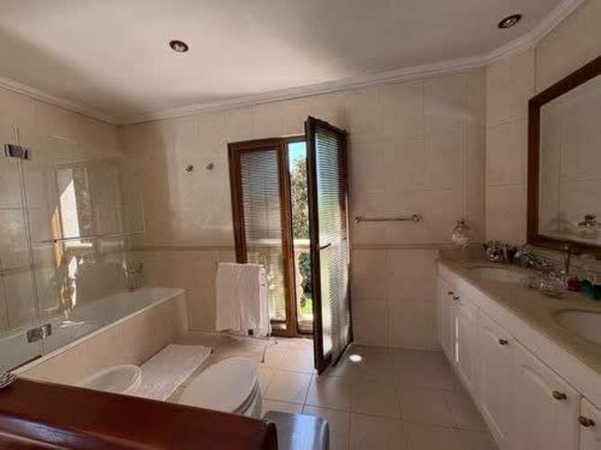 Casa En Venta De 5 Dorm. En Colina