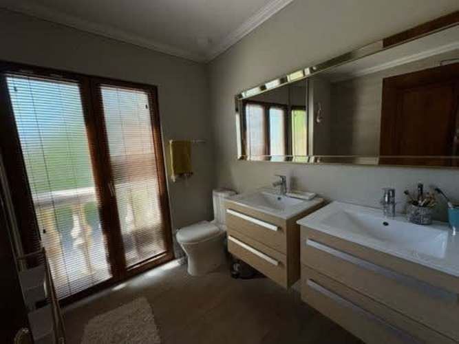 Casa En Venta De 5 Dorm. En Colina