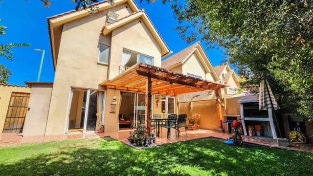 Casa En Venta De 4 Dorm. En Huechuraba